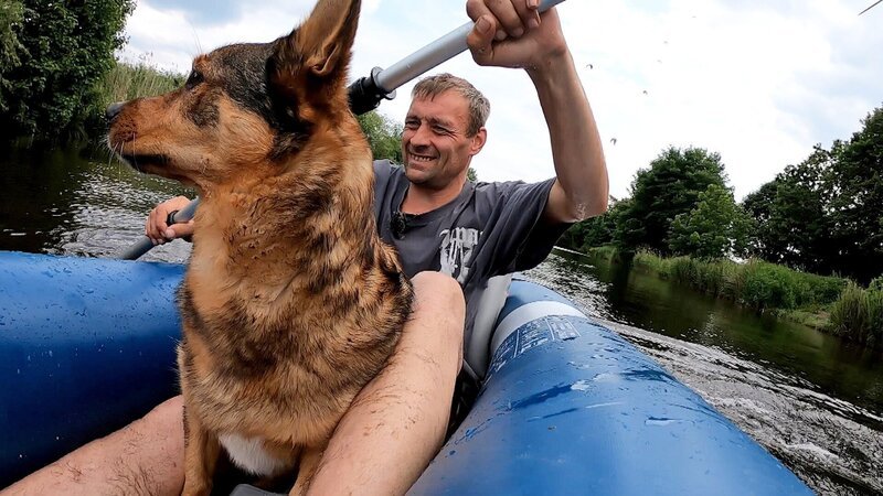 Stephan (44) packt das heiß geliebte Kanu aus: Gemeinsam mit Hund Socke will er auf der Geeste eine Runde paddeln. Doch das Abenteuer steht unter keinem guten Stern. – Bild: RTLZWEI