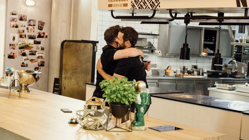 Tim Mälzer und Steffen Henssler. – Bild: RTL /​ Hendrik Lüders