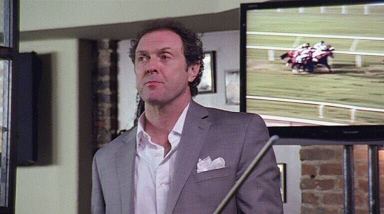 Der windige Barbesitzer Lou Cardinale (Boris McGiver) benutzt seine Bar nur als Tarnung für ein illegales Wettbüro. – Bild: VOX