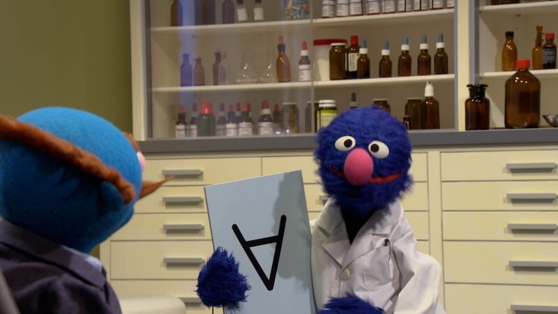 Der Blaue macht bei Grobi einen Sehtest. – Bild: NDR/​Sesame Workshop