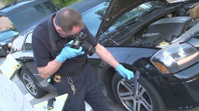 Der Mann erkundet das Auto. – Bild: A&E Television Networks, LLC.