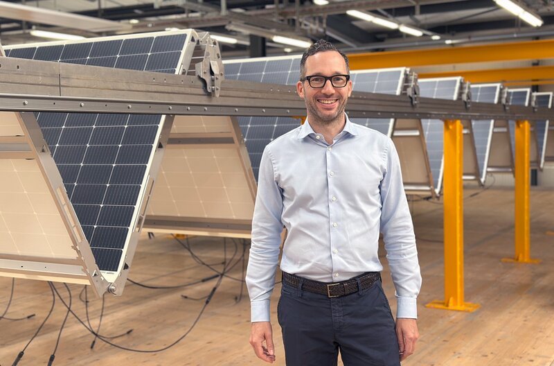 Unternehmer Gian Andri Diem hat ein bewegliches, leichtes System aus Solarpanelen konstruiert, das über Klärbecken aufgebaut und bei Wartungsarbeiten eingefahren werden kann. – Bild: Längengrad Filmproduktion