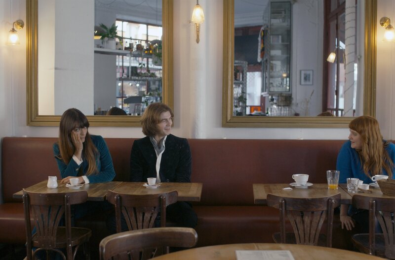 Françoise Hardy (Louise Follain), Nick Drake (Charles Gabriel) und Louise (Liv Henneguier, v.l.) im Café – Bild: Carole Bethuel