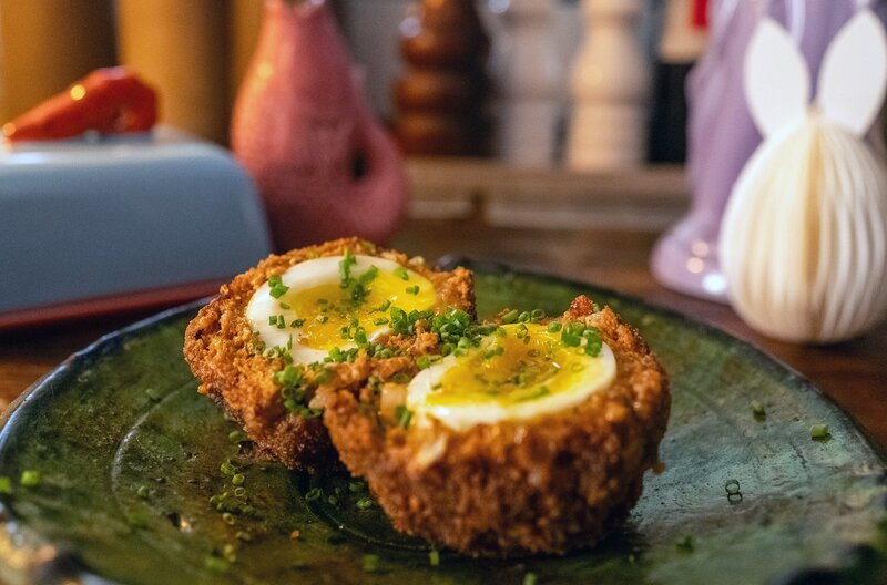 Scotch Egg: ein gekochtes, im Hackfleischmantel frittiertes Ei – Bild: Benjamin Wistorf