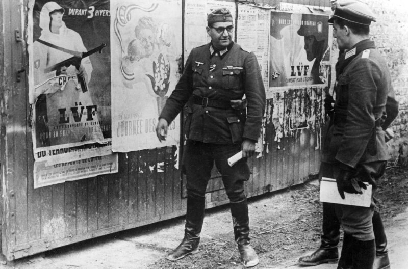 Kollaborationsführer Jacques Doriot (li.) bei einem Besuch an der Westfront in der Normandie im Jahr 1944 – Bild: SZ Photo/​Scherl/​Bridgeman Images