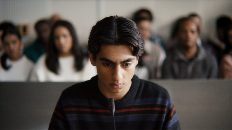 Seine Zeugenaussage vor Gericht ist alles andere als leicht für Elias (Sam Ashraf): Die schrecklichen Momente jener Nacht, in der sein bester Freund Benjamin von Neonazis getötet wurde, kommen wieder hoch. – Bild: ZDFneo