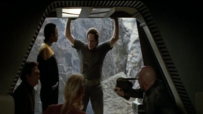 Sklar (Kelly Connell), Tuvok (Tim Russ), Neelix (Ethan Phillips), Hanjuan (Geof Prysirr) und Dr. Vatm (Tom Towles) – Bild: Tele 5