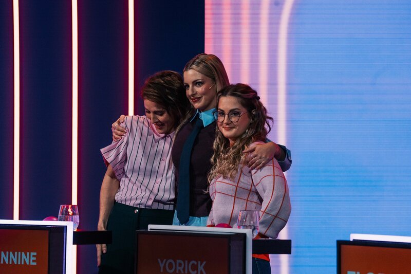 Laura Larsson (M.) mit Jeannine Michaelsen (l.) und Florentine Osche (r.) vor dem finalem Spiel ihrer TV-Show „Neo Social Club“. – Bild: Niels Freidel /​ ZDF