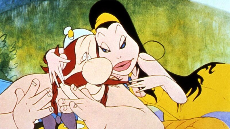 Obelix muss der Verlockung der schönen Priesterin widerstehen, dann hat auch er diese Aufgabe gemeistert. – Bild: SUPER RTL