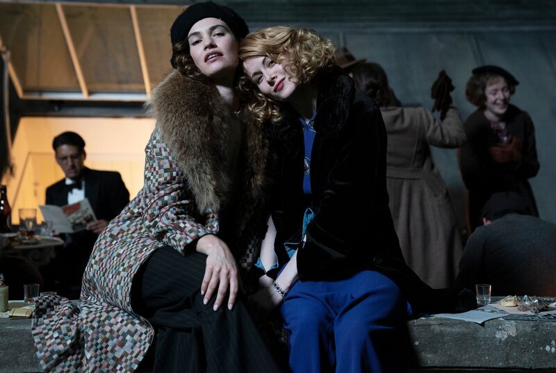 Linda (Lily James, li.) und Fanny (Emily Beecham). – Bild: WDR/​Theodora Films Limited & Moonage Pictures Limited
