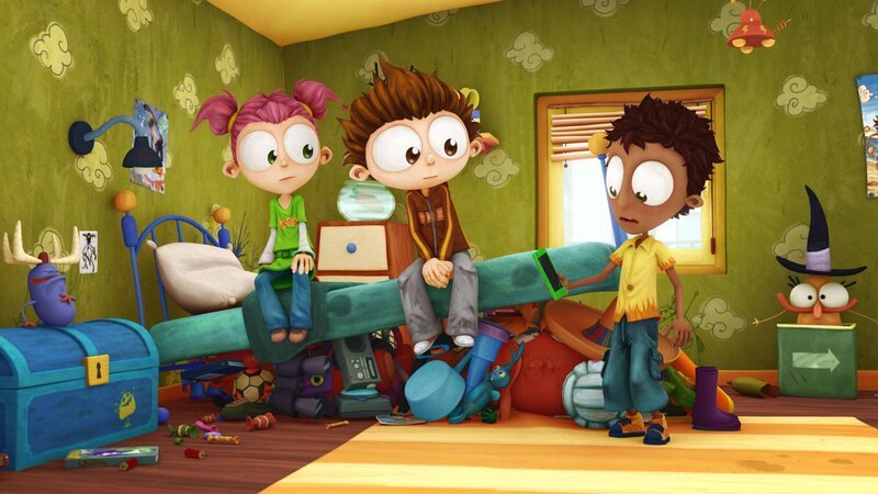 Angelo (Mitte) hat eine Menge Zeug unter seinem Bett gefunden, aber keine Ahnung, wo es herkommt. Lola (l.) und Sherwood (r.) versuchen ihm zu helfen. – Bild: Cake Entertainment