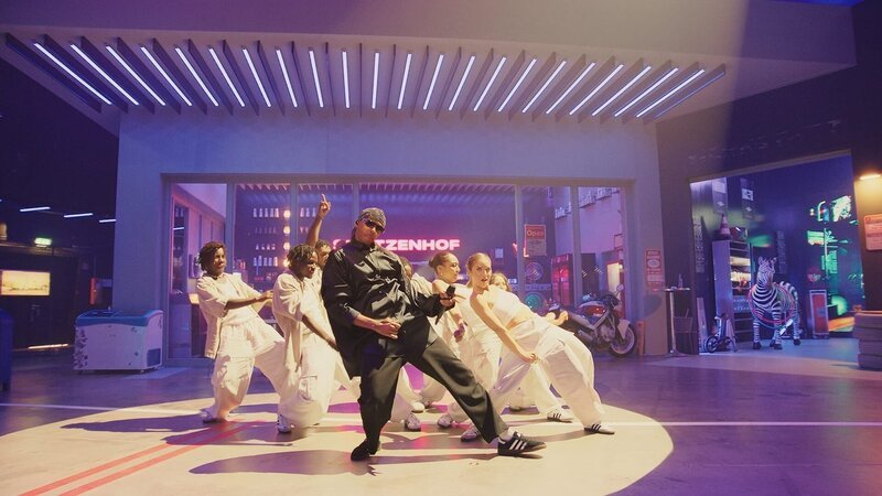 Tedros „Teddy“ Teclebrhan (m.) – Bild: Amazon