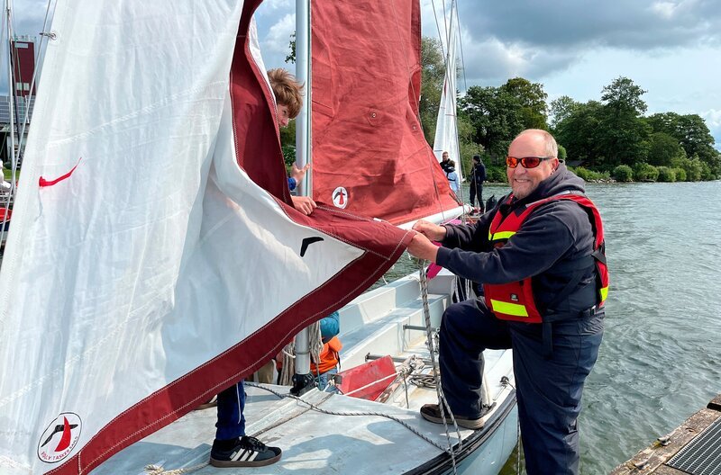 Helge Wiederich – Chef der Segelschule in Plön. – Bild: NDR