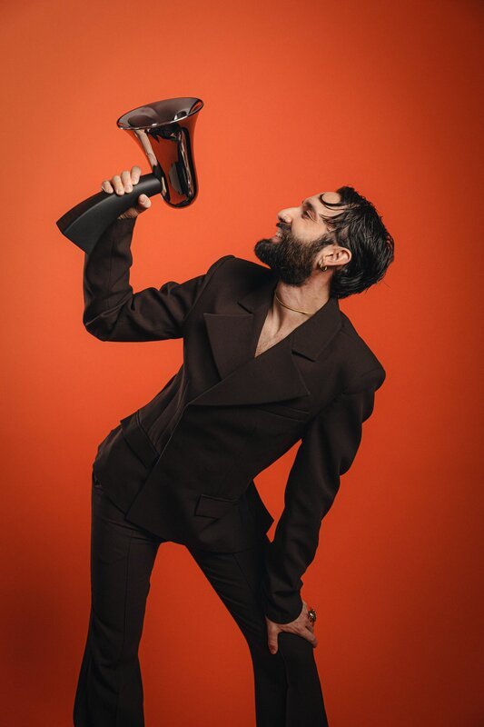 Tom Neuwirth mit dem Amadeus Austrian Music Award im neuem Design führt durch den Abend. – Bild: ORF/AAMA/Lukas Feix Tom Neuwirth mit dem Amadeus Austrian Music Award im neuem Design führt durch den Abend. – Bild: ORF/AAMA/Lukas Feix