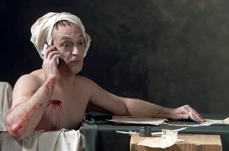 Marat sitzt in seiner Badewanne, das Wasser ist schon eiskalt. Da trommelt Charlotte Corday an der Tür. Sie ist verärgert. Sie wirft ihm vor, dass er bereits seit 1793 im Badezimmer hockt und die Badewanne besetzt … – Bild: Cocorico & Co