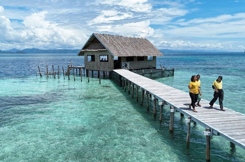 Auf der indonesischen Insel Kri befindet sich in einer einfachen Hütte eine Aufzuchtstation für Zebrahaie. – Bild: Längengrad Filmproduktion