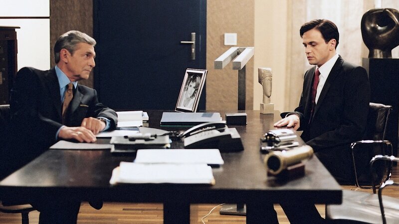 Pascal (Michael Rotschopf, r.) intrigiert weiter bei Alexander (Peter Hladik, l.). – Bild: ZDF und Britta Krehl