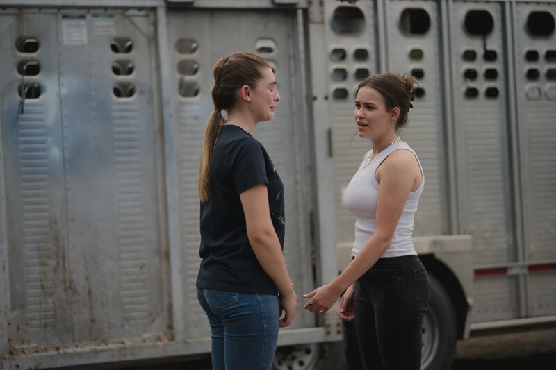 Issie (Macey Chipping, r.) versucht die völlig aufgelöste Natasha (Antonia Robinson, l.) nach der Trennung von Amanda und Sam zu trösten. – Bild: ZDF und Matt Klitscher