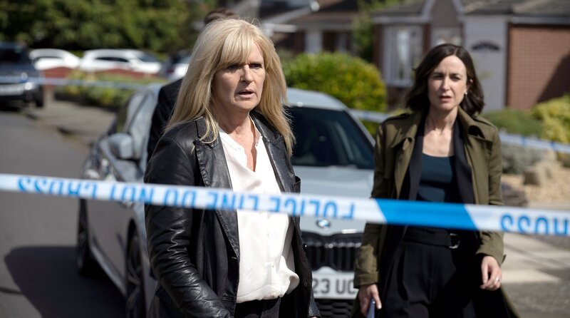 DI Liz Nyles (Siobhan Finneran, li.), DCI Hannah Wheatley (Katherine Kelly, re.) – Bild: WDR/​New Pictures & All3Media International