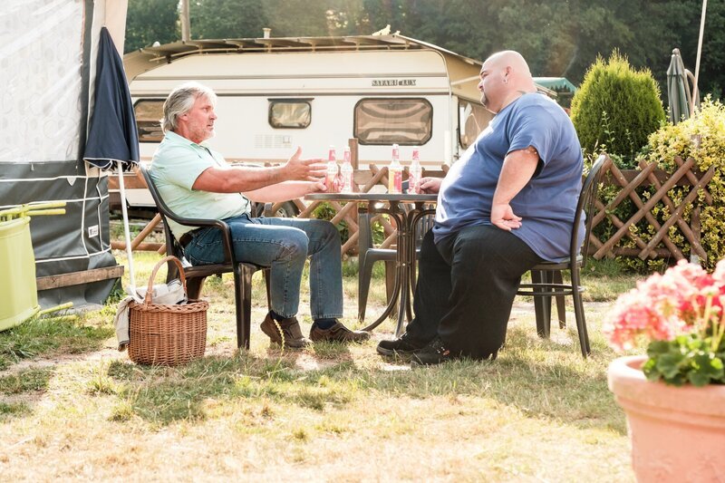 Bernd (Mario Pokatzky) erzählt Itchy (Hakan Orbeyi, r.) nichtsahnend von seinem Schwiegersohn, der vor zwei Jahren die Familie im Stich gelassen hat. – Bild: Mediengruppe RTL /​ TVNOW /​ Stefan Behrens