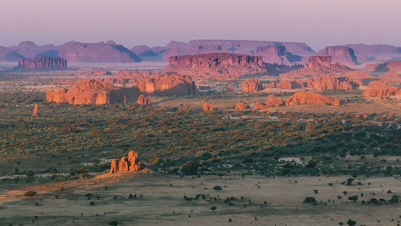 Eine grüne Oase im Ennedi Plateau – Tschad. – Bild: K22film /​ Boas Schwarz