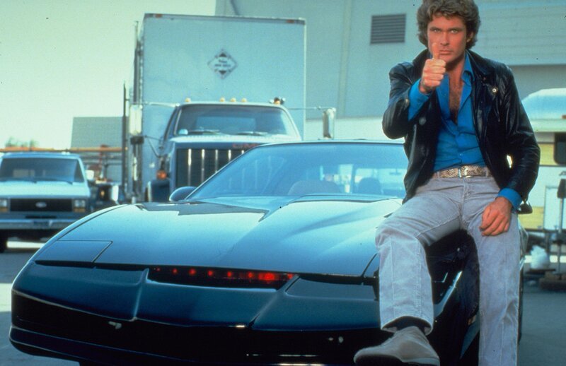 (2. Staffel) – Kämpfen gemeinsam gegen das Böse: Michael Knight (David Hasselhoff) und sein Super-Auto K.I.T.T … – Bild: Universal City Studios LLLP