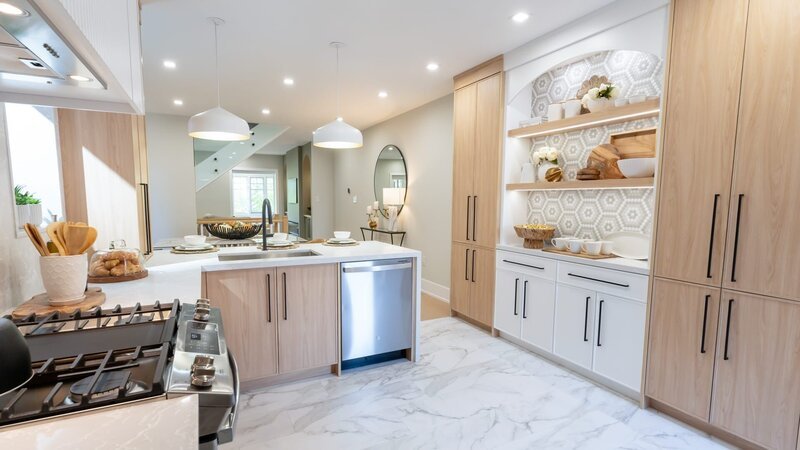 Matt and Sarah’s new kitchen has more storage, new appliances, bright light and sightlines across the main floor – it’s perfect for them as seen on Holmes Family Rescue Season 2 Episode 16 – Bild: Warner Bros. Discovery, Inc. or its subsidiaries and affiliates. All rights reserved.