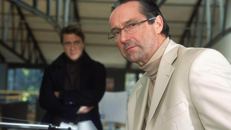 Pfeiffer (Helmut Zierl, re.) will sich Kalischs (Andreas Maria Schwaiger) Vorschläge nicht anhören. – Bild: MG RTL D /​ Martin Kurtenbach