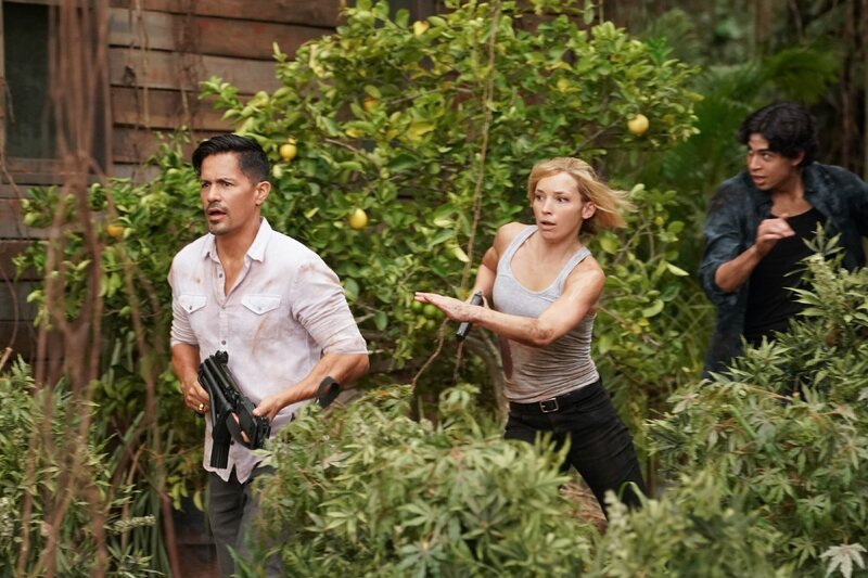 V.l.:  Thomas Magnum (Jay Hernandez), Juliet Higgins (Perdita Weeks), Renaldo Cassione (Niko Guardado) – Bild: TVNOW /​ © 2020 CBS Studios Inc. and Universal Television LLC. ALL RIGHTS RESERVED.