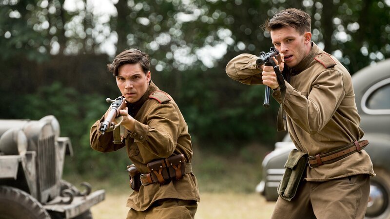 Kürschner (Sebastian Urzendowsky) und Proska (Jannis Niewöhner) geraten in eine Schießerei auf dem Hof von Walters Familie. – Bild: NDR/​Dreamtool Entertainment /​ ZDF und NDR/​Dreamtool Entertainment