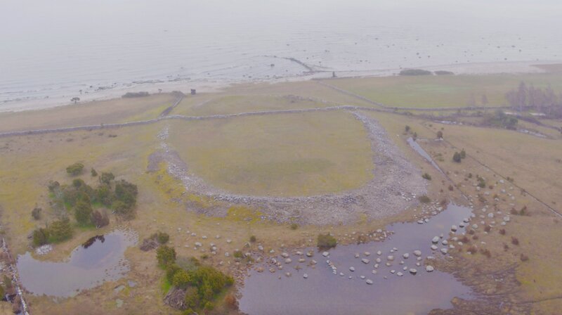 Drohnenaufnahme des Areals der archäologischen Stätte Sandby Borg auf der schwedischen Ostseeinsel Öland. – Bild: BBC/​Blink Films