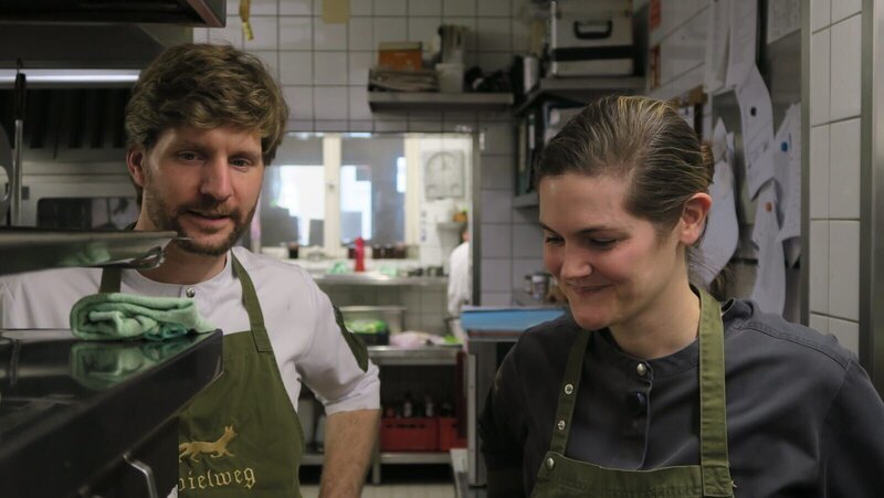 Im Spielweg-Hotel im Schwarzwald arbeiten Kristin und Viktoria Fuchs Seite an Seite in der Küche und führen den Familienbetrieb nach dem Ausfall ihres Vaters entschlossen weiter. – Bild: WeltN24 GmbH