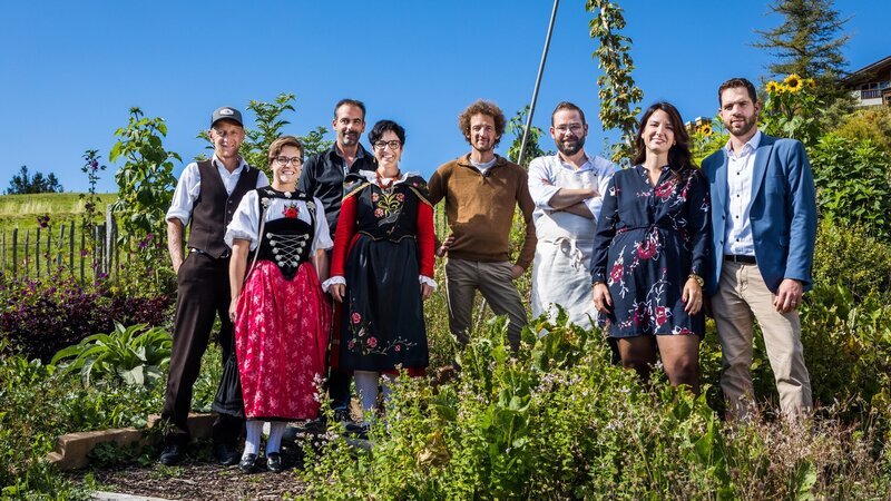 v.l.: Beat Schilt, Sonja Schilt, Duri Padrun, Nina Padrun, Gregor Vörös (Gastgeber), Benedikt Voss (Küchenchef), Daniela Huwiler, Patrick Huwiler – Bild: SRF/​Miriam Künzli