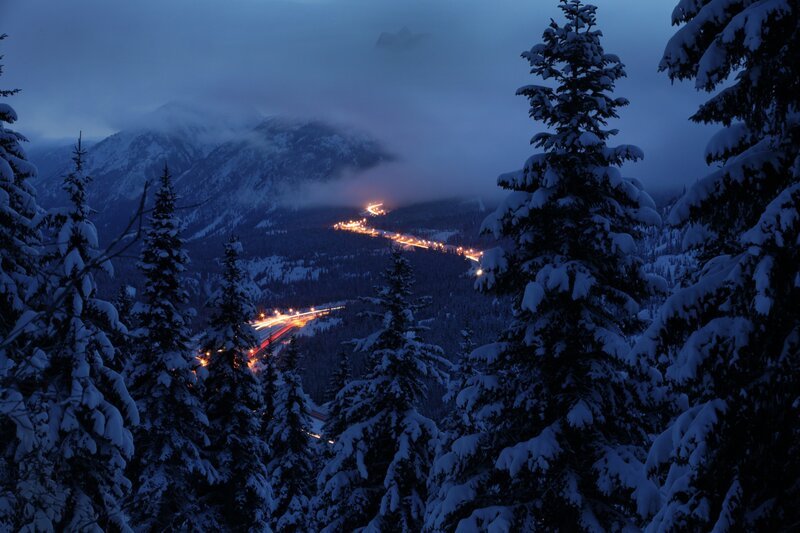 Snow filled mountain, trees, and highway from lookout point. – Bild: Great Pacific Media