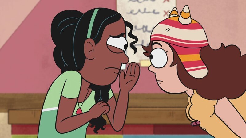 Saige erzählt Gigi das unglaubliche Gerücht. – Bild: KiKA/​Daily Madness Limited/​Miam! Animation/​Thuristar/​VRT-Ketnet