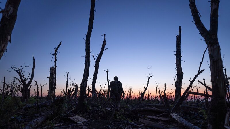 Samstag, 16. September 2023: Ukrainische Soldaten marschieren durch einen verkohlten Wald an der Frontlinie wenige Kilometer von Andriivka in der Region Donezk in der Ukraine. – Bild: ZDF und Mstyslav Chernov