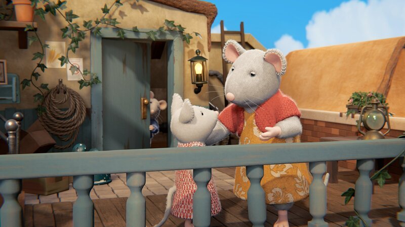 Julias Mutter (rechts) tröstet Julia (links). Weil sie erst so kurz hier wohnt, konnte sie beim Erinnerungsspiel ihrer Freunde nicht mithalten. Wenn sie erst einmal länger hier lebt, wird sie gemeinsame Erinnerungen mit den Freunden teilen und jetzt könnte sie ihnen von ihrer Vergangenheit auf einer fernen Insel erzählen. Sam hört der Unterhaltung heimlich zu. – Bild: ZDF/​Cielo Films/​Caribara Production/​SuperswissRed/​M.A.R.K.13/​ZDF Studios GmbH