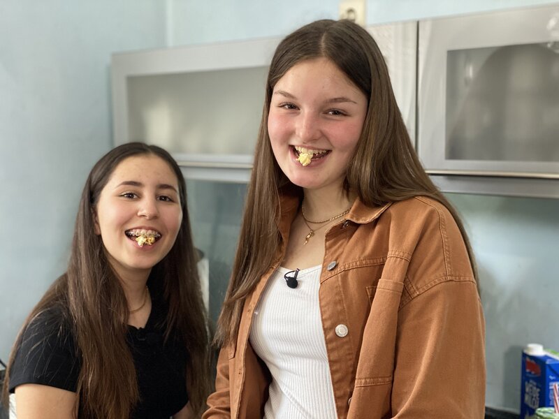 Ilayda und Emilia wollen für den lang geplanten Kinoabend etwas Leckeres kochen. – Bild: SWR/​Christina Schröder