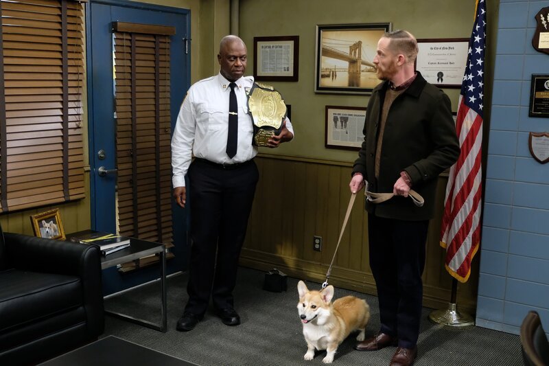 Captain Ray Holt (André Braugher, l.); Kevin Cozner (Marc Evan Jackson, r.) – Bild: 2019 UNIVERSAL TELEVISION LLC. All rights reserved. /​ John P. Fleenor Lizenzbild frei