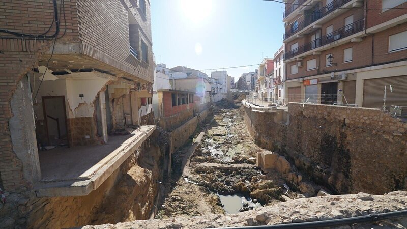 Nach dem Wasser bleibt die Verwüstung in den Städten. – Bild: windfallfilms
