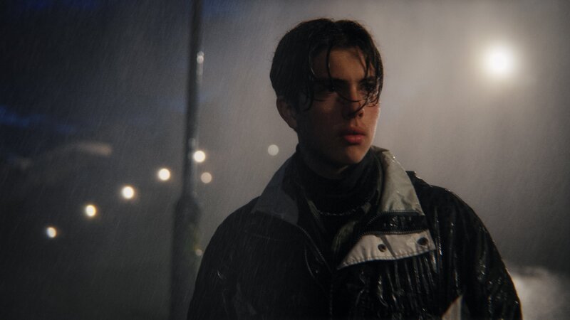 Victor (Tomas Pequeño Harbo) wurde nach dem Tod Benjamins zur Stimme der Jugend von Holmlia. Doch nun bekommt er Todesdrohungen. – Bild: Fahil Anweri /​ ZDF