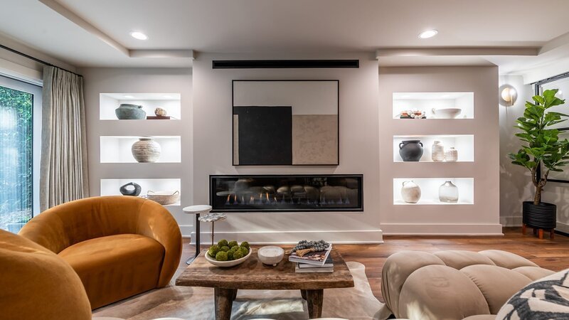 After photo of living room, as seen on Married to Real Estate, Season 4. – Bild: Warner Bros. Discovery, Inc.