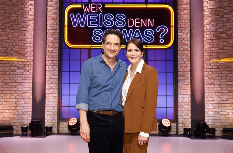 Als Kandidat:innen zu Gast in dieser Sendung: Der Schauspieler Oliver Mommsen (l.) und die Schauspielerin Anja Kling (r.). – Bild: ARD/​NDR/​UFA SHOW & FACTUAL/​Morris Mac Matzen
