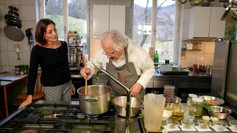 ORF-Redakteurin Gundi Lamprecht kocht mit Benediktiner-Pater Johannes Pausch Rote-Rüben-Suppe, eine christliche Fastenspeise. – Bild: ORF