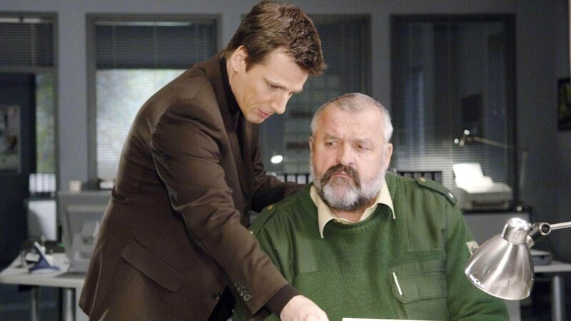 Herzberger hat sich mit Bonrath nach einem gemeinsamen Urlaub auf Mallorca total verkracht. Tom versucht in dem Streit der langjährigen Freunde zu vermitteln. – Bild: MG RTL D /​ Guido Engels