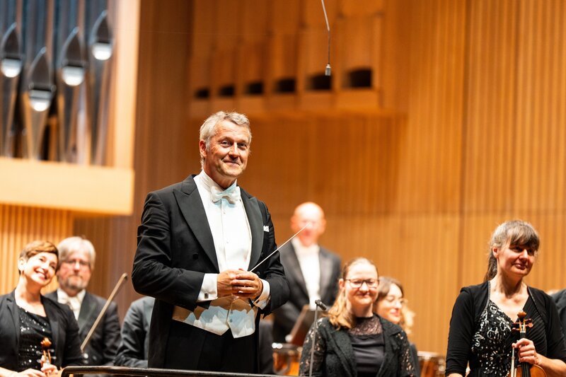  Markus Poschner am Pult des Bruckner Orchesters Linz präsentiert bei der Linzer Klangwolke eine besondere Programmzusammenstellung, die Moderne und Klassik in Einklang bringt. – Bild: ORF/​Bruckner Orchester Linz/​Oliver Erenyi