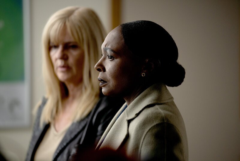 DCI Amanda Kelman (Nadine Marshall, li.), DI Liz Nyles (Siobhan Finneran, re.) – Bild: WDR/​New Pictures & All3Media International