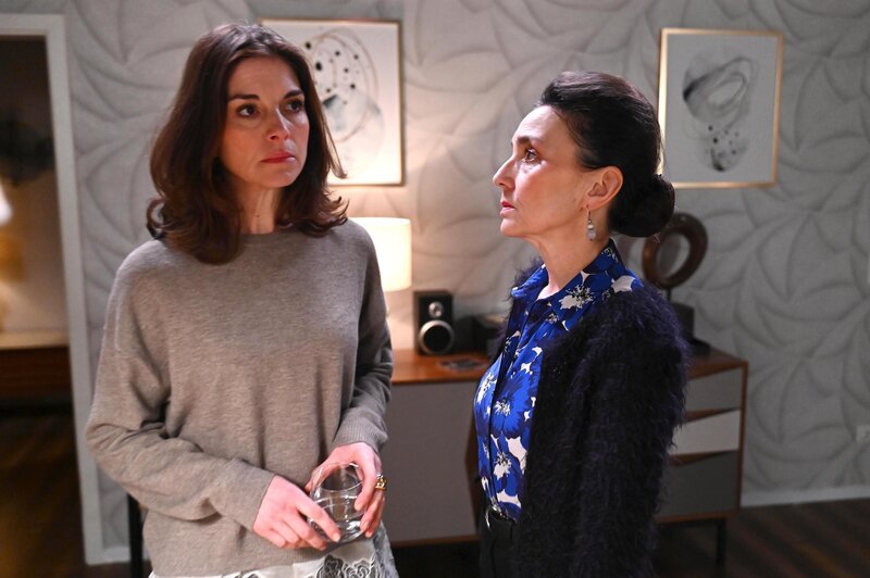 Gabriella (Bianca Hein, l.) kann nicht fassen, dass Simone (Tatjana Clasing) Deniz mehr glaubt als Joana. – Bild: RTL /​ Julia Feldhagen