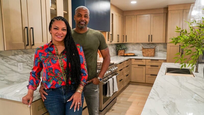 Egypt Sherrod and Mike Jackson posing in the renovated kitchen as seen on Married to Real Estate – Bild: Warner Bros. Discovery, Inc.