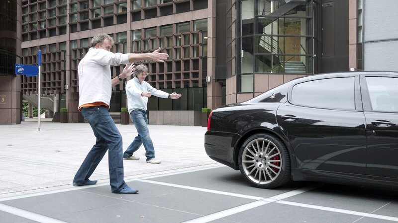 Jeremy Clarkson (l.) und James May besprechen den Maserati Quattroporte auf dem Finsbury Square. – Bild: RTL /​ © BBC Worldwide“